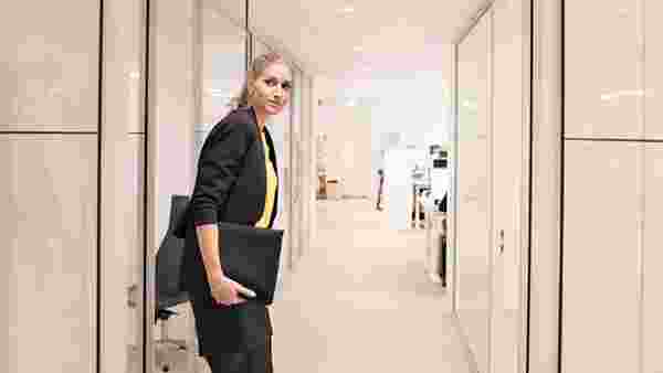 En kvinna på språng i en korridor