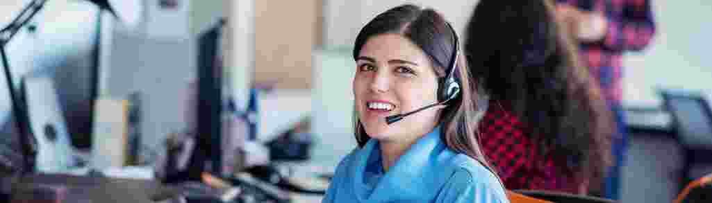 Kvinna med headset i kundservice