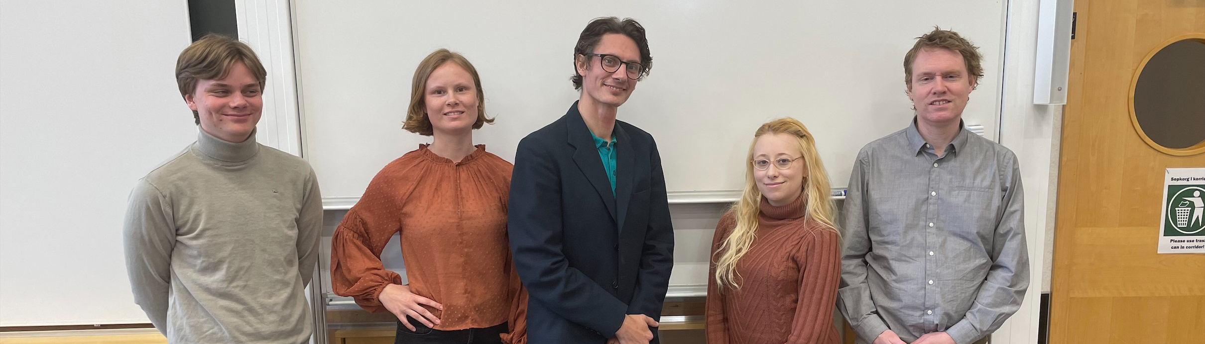 Colin Andersson, Astrid Resare, Love Chrisson, Dianna Zeleskov och Mattias Larsson står bredvid varandra framför en whiteboard-tavla.