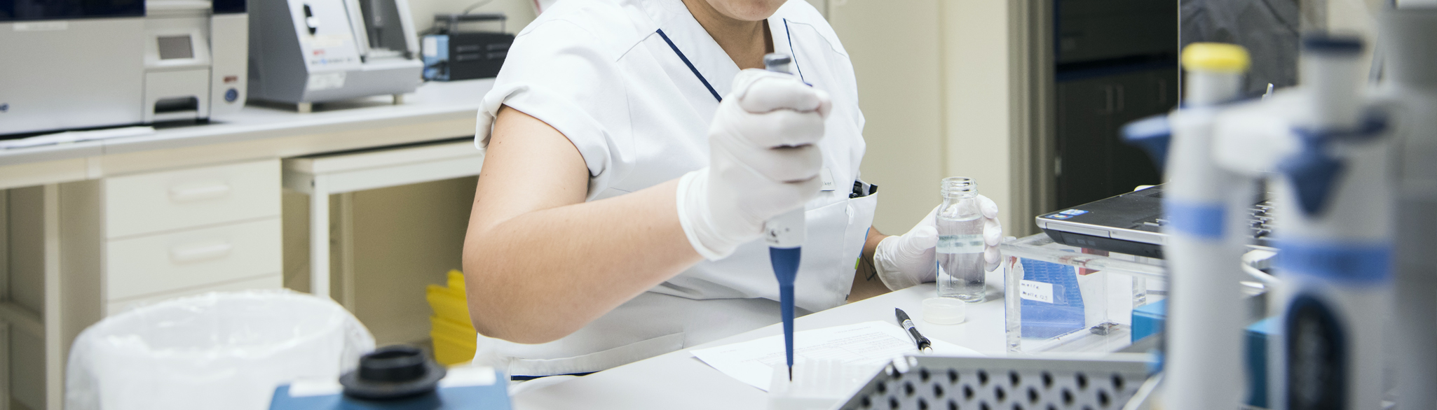En anonym person arbetar i ett laboratorium.