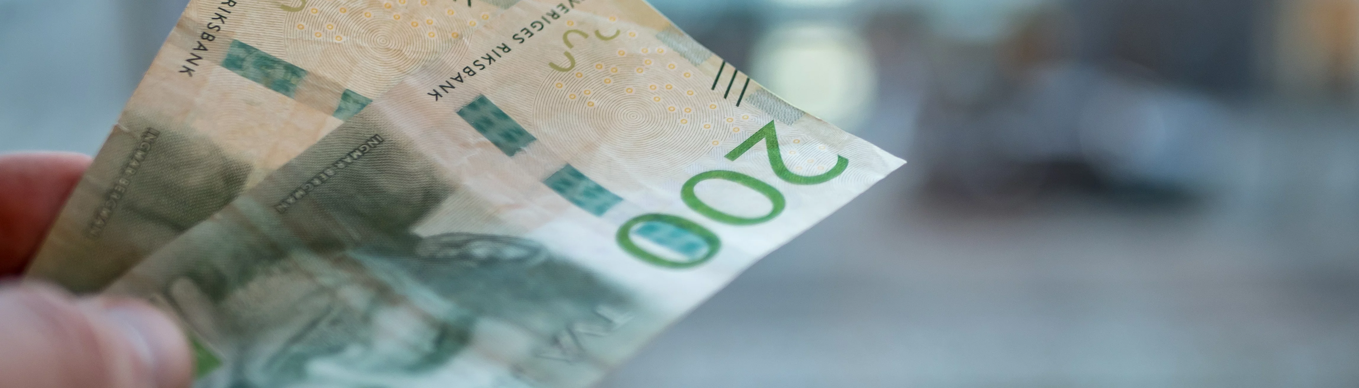 Närbild på två 200 kronorssedlar