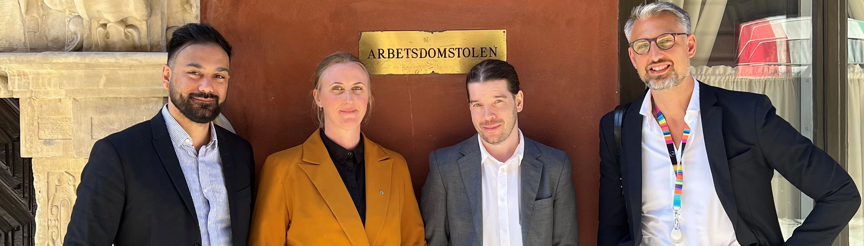 Carlos Rojas Carvajal, Sofia Söderberg, Emil Pettersson och Per Sjödin vid arbetsdomstolens byggnad.